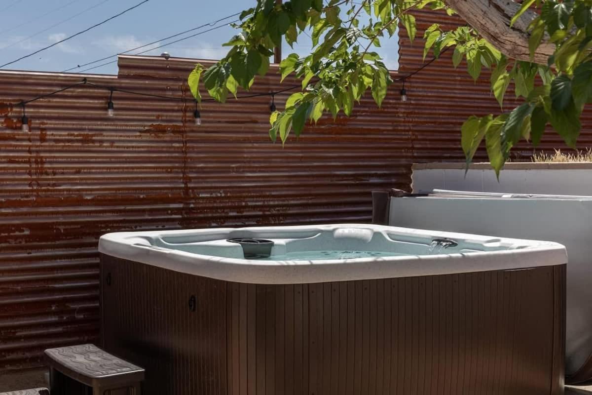 Joshua Tree - Le Tout Petit W Hot Tub Bagian luar foto