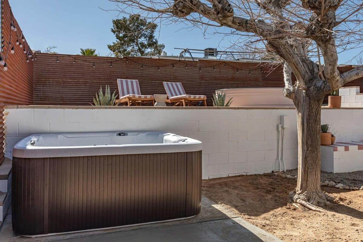 Joshua Tree - Le Tout Petit W Hot Tub Bagian luar foto